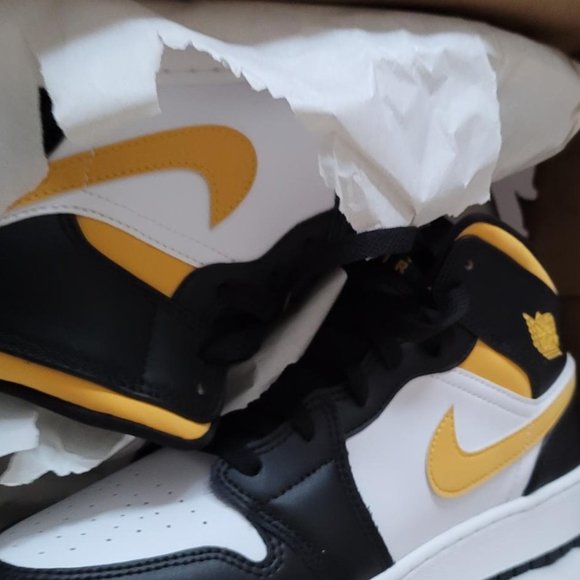 Air Jordan Mid GS - Brand New  Size 7Y - Picture 1 of 13